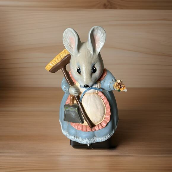 Adorable Vintage Country Mouse By B & R Country Ceramics In USA. Measures 8” - Picture 1 of 3